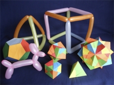 GRAFOS E POLIEDROS,  BAL&Otilde;ES E ORIGAMI